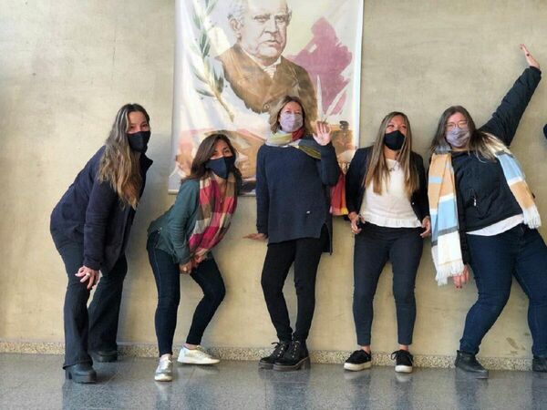 El Día del maestro honra a todos los profesores y maestros, encargados de formar a la generación del futuro. En Argentina se celebra en homenaje al fallecimiento del conocido como el padre del aula, Domingo Faustino Sarmiento.  En la foto: las profesoras de una academia privada de Argentina celebran el Día del maestro y posan al lado del retrato del padre del aula Sarmiento. - Sputnik Mundo