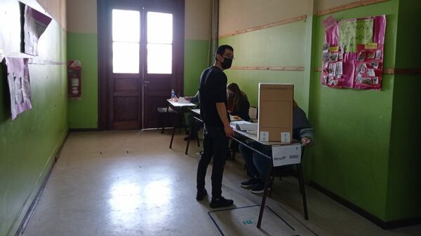 Las elecciones Primarias, Abiertas, Simultáneas y Obligatorias en la escuela №15 José Luis Chinetti, barrio de San Cristóbal, ciudad de Buenos Aires - Sputnik Mundo