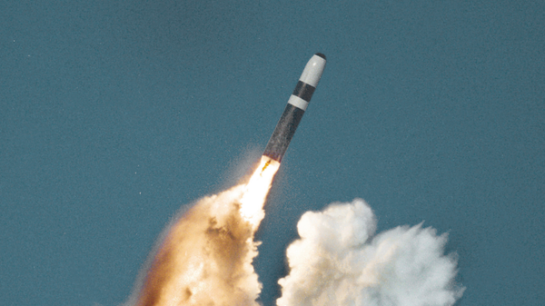 Lanzamiento de un misil Trident II desde un submarino - Sputnik Mundo