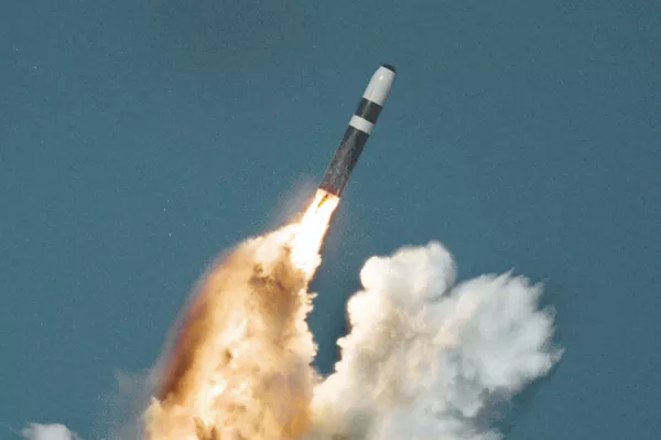 Lanzamiento de un misil Trident II desde un submarino Lanzamiento de un misil Trident II desde un submarino - Sputnik Mundo