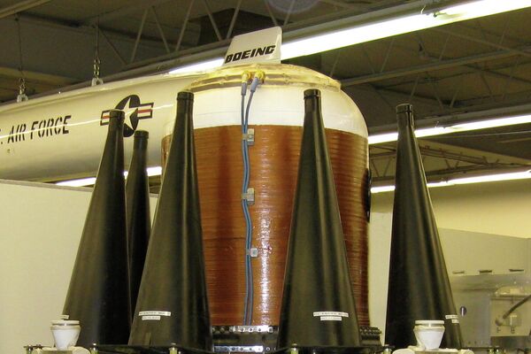 Maqueta de un vehículo de reentrada de un misil Trident con sus respectivas ojivas - Sputnik Mundo