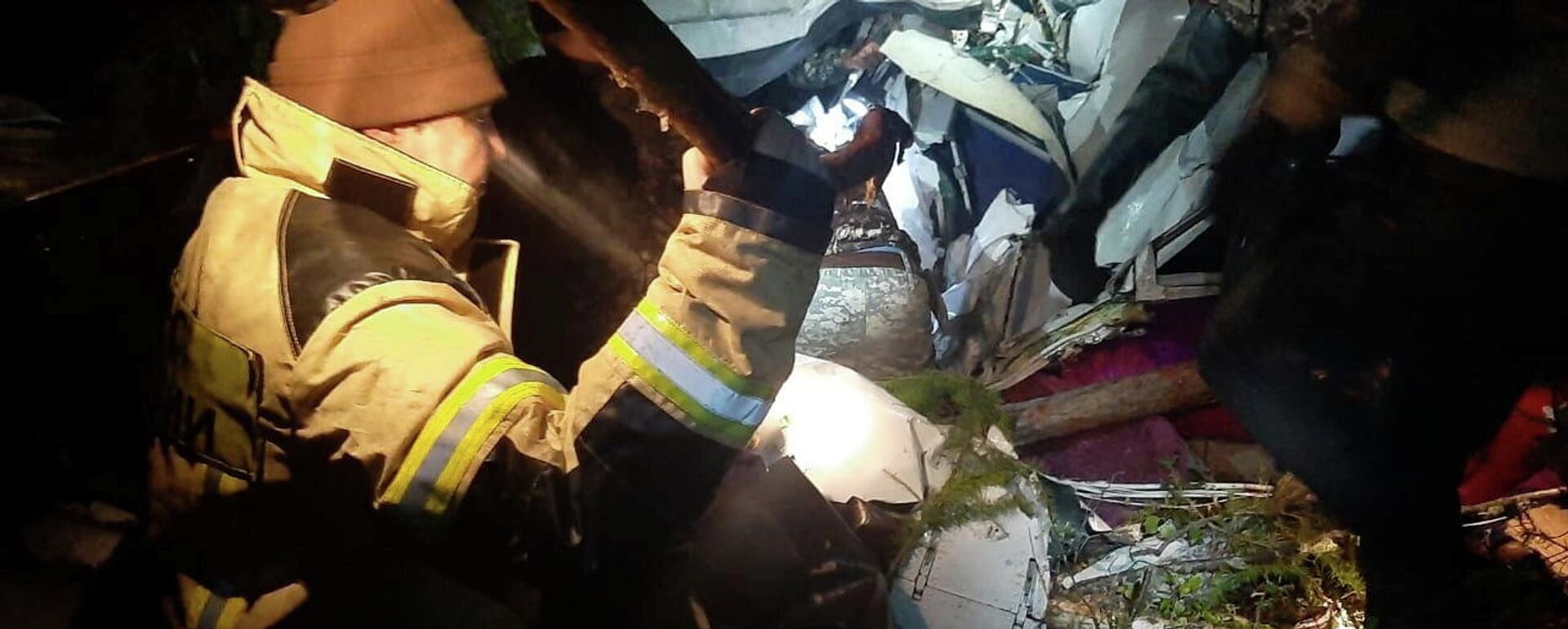 Especialistas en emergencias trabajan en el lugar del accidente de la aeronave L-410 cerca de la localidad de Kazáchinskoe, provincia de Irkutsk, Rusia, 13 de septiembre de 2021.  - Sputnik Mundo, 1920, 13.09.2021