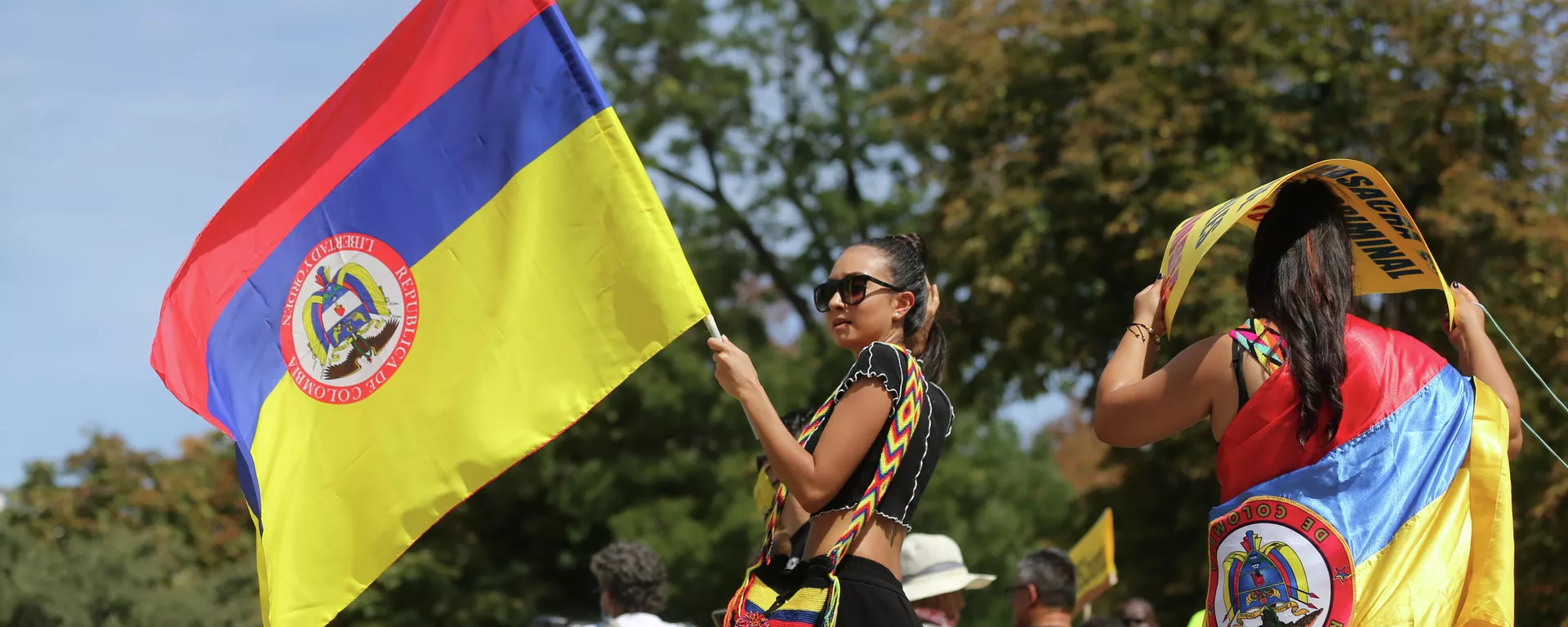 Una chica sostiene bandera de Colombia durante una manifestación contra la llegada del presidente del país a Madrid Una chica sostiene bandera de Colombia durante una manifestación contra la llegada del presidente del país a Madrid - Sputnik Mundo, 1920, 13.09.2021