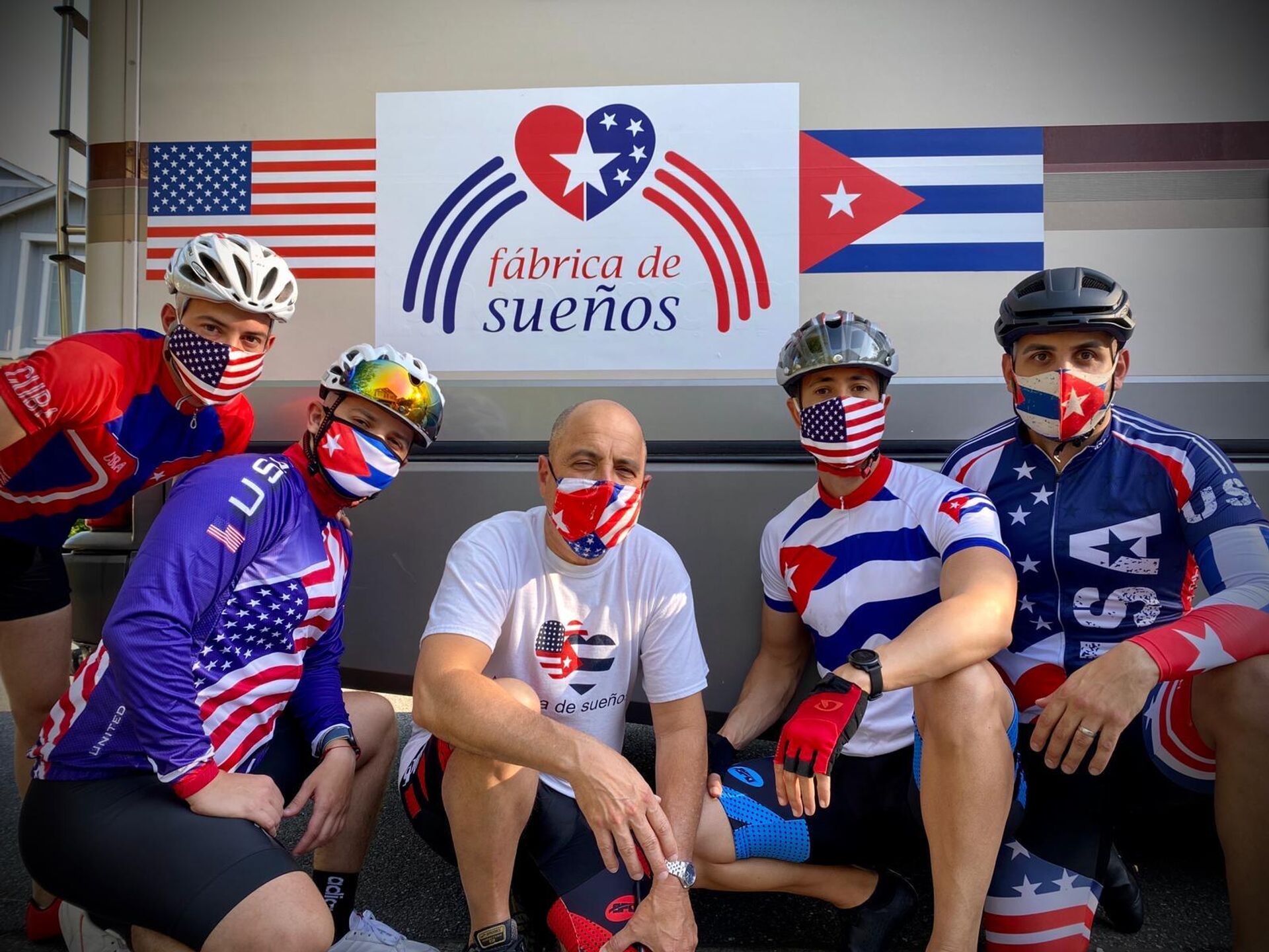 Carlos Lazo (centro) y un grupo de ciclistas de la travesía de la Fábrica de Sueños - Sputnik Mundo, 1920, 13.09.2021