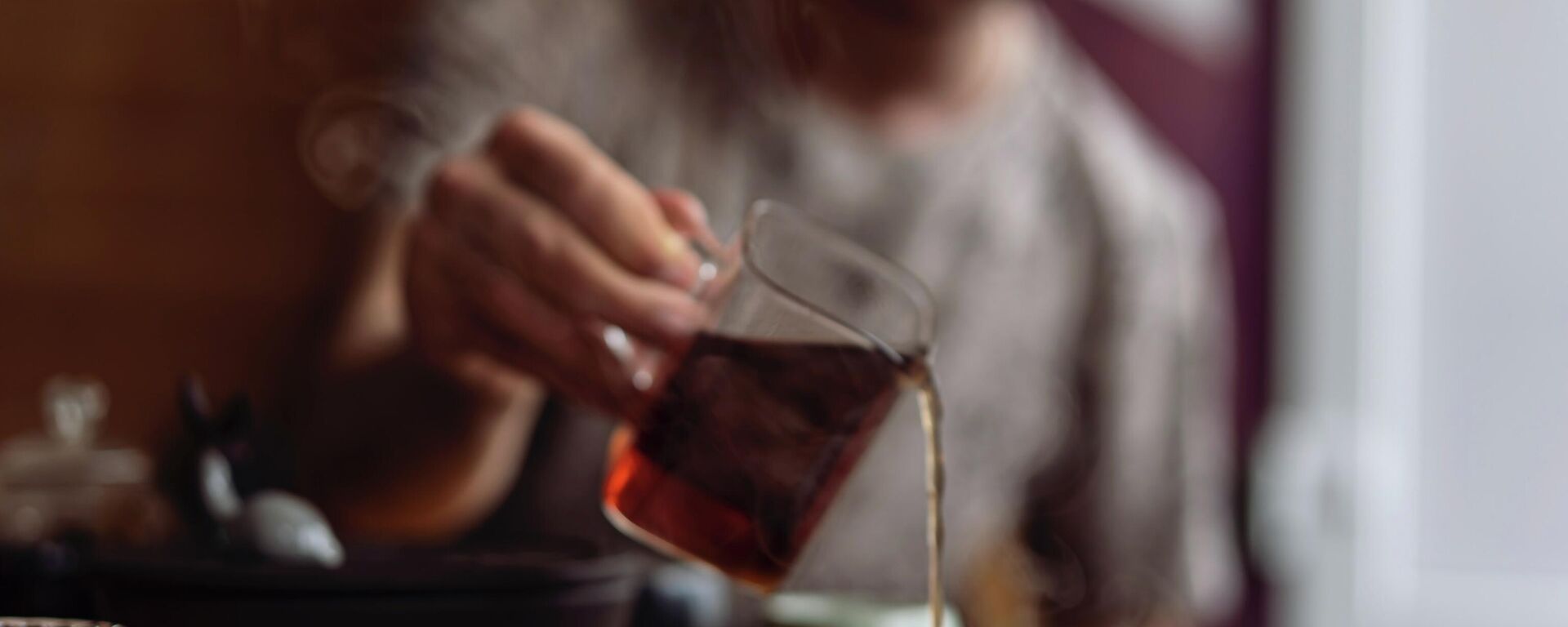 Un hombre sirviendo té - Sputnik Mundo, 1920, 14.09.2021