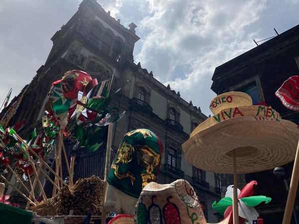 Además de escarapelas y banderas, los comerciantes ofrecen sombreros, máscaras y vestimenta típica. - Sputnik Mundo