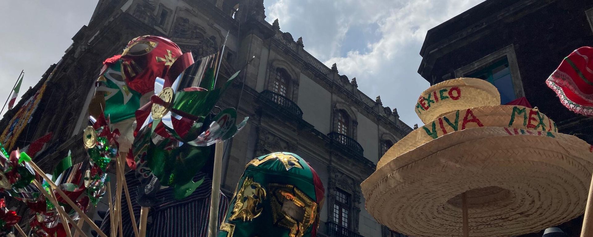 Además de escarapelas y banderas, los comerciantes ofrecen sombreros, máscaras y vestimenta típica. Además de escarapelas y banderas, los comerciantes ofrecen sombreros, máscaras y vestimenta típica. - Sputnik Mundo, 1920, 15.09.2021