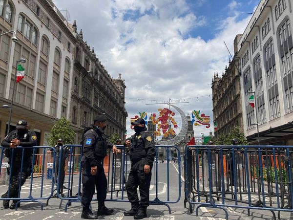 El acceso al Zócalo, la plaza principal tanto de la ciudad como de todo el país permanece vedado por vallas y cercos policiales desde los festejos por los 500 años de la caída de la Gran Tenochtitlán que tuvo lugar a mitad de agosto de 2021.  - Sputnik Mundo