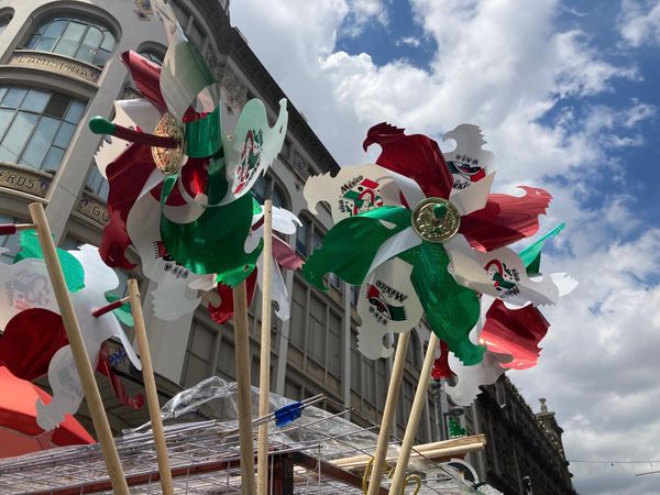 Los rehiletes tricolores son típicos en estas fechas para decorar casas y comercios, además son de bajo costo, la mayoría de los productos no supera los 30 pesos mexicanos. - Sputnik Mundo