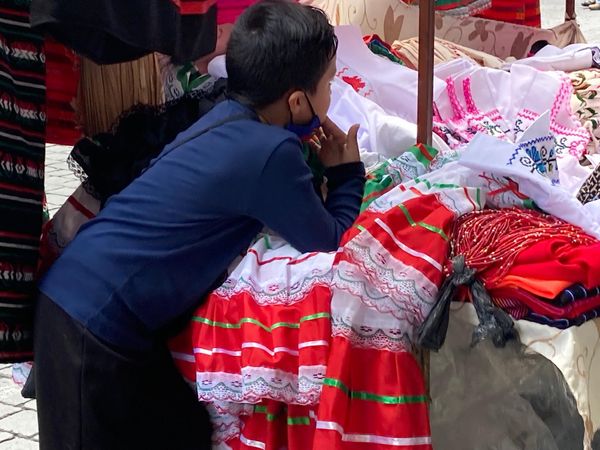 La mayoría de los puestos ambulantes son atendidos por familias completas que han resentido la baja venta que han tenido durante esta temporada. - Sputnik Mundo