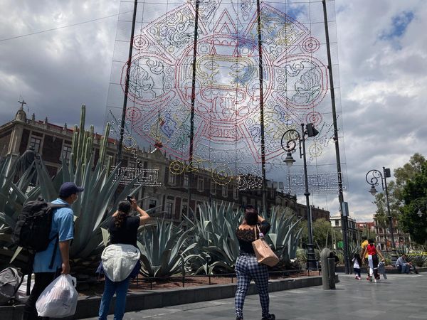 Los decorados se extienden hasta el costado izquierdo de la Catedral metropolitana, dónde se reproduce con luces la forma central de la piedra del sol, hallada enterrada bajo el Zócalo capitalino. - Sputnik Mundo