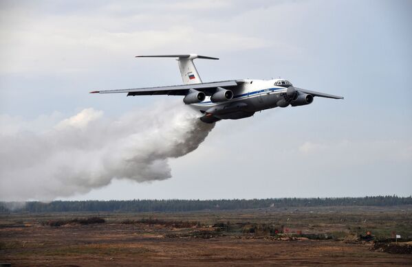 Un total de 200.000 personas,      más de 80 aviones y helicópteros, hasta 760 unidades de equipo militar,      incluidos más de 290 tanques y más de 240 cañones, además de lanzacohetes      múltiples y morteros, y 15 barcos participaron en Zapad-2021.En la foto: un avión Il-76TD durante una maniobra militar en el polígono Mulino. - Sputnik Mundo