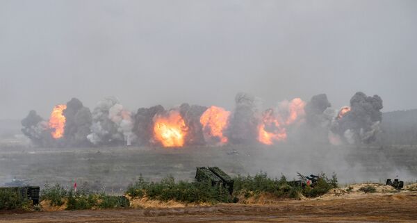En los últimos ejercicios se han      utilizado ampliamente los denominados carruseles de fuego. Estas técnicas      tácticas se conocen desde la Gran Guerra Patria, y también se han llevado a cabo en la operación siria donde confirmaron su relevancia. En      Zapad-2021, los carruseles de fuego fueron utilizados activamente por las  fuerzas terrestres y aéreas.En la foto: Las maniobras militares en el  polígono de Mulino, en Rusia. - Sputnik Mundo