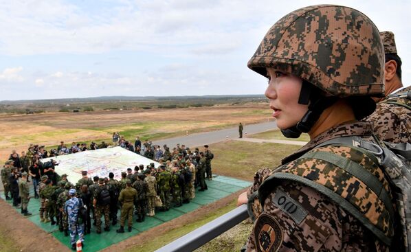 Unos 2.000 soldados de Armenia, Kazajstán, Kirguistán, la India y Mongolia, así como un representante de      la delegación militar de Sri Lanka, participaron de las maniobras. El ejercicio fue observado por el cuerpo militar y diplomático de 18 países, siete de los cuales son miembros de la OTAN.En la foto: una miembro del      Ejército de Mongolia durante las maniobras estratégicas. - Sputnik Mundo