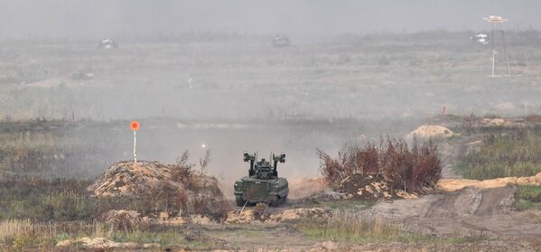 Durante el ejercicio, se      mostraron por primera vez los robots de reconocimiento y apoyo Uran-9 (en la foto) y Nerekhta, el último vehículo de combate B-19 con módulo de      combate Epokha, y otros equipos. - Sputnik Mundo