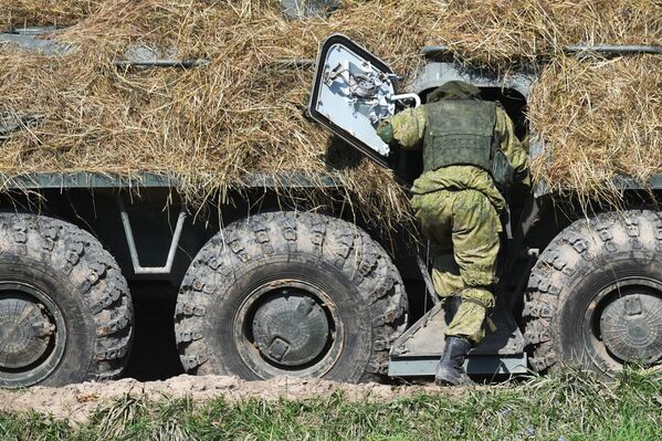 Las maniobras prácticas de las  tropas comenzaron el 10 de septiembre y tuvieron lugar en nueve campos de      entrenamiento de Rusia, en aguas del Mar Báltico, y en cinco campos de      entrenamiento en Bielorrusia. En la foto: un soldado en el polígono de Pravdinskiy, en la región rusa de Kaliningrado. - Sputnik Mundo