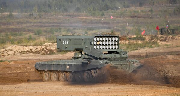 El sistema de lanzallamas pesado TOS-1A "Solntsepiok"      muestra sus capacidades en las maniobras Zapad-2021. - Sputnik Mundo