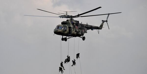 Las tropas aerotransportadas,      tanto rusas como extranjeras, desempeñaron un papel importante en las maniobras      militares Zapad-2021. Durante los primeros días demostraron su alta eficacia en el combate.En la foto: un helicóptero Mi-8 aterrizando de una maniobra en el polígono de Mulino, en la región rusa de Nizhni Nóvgorod. - Sputnik Mundo