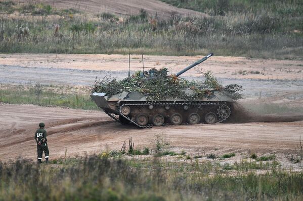 Las maniobras estratégicas      conjuntas entre Rusia y Bielorrusia se celebran cada dos años de acuerdo      con una decisión tomada por los presidentes de ambos países. En la foto: un vehículo de combate de infantería anfibio BMD-4 en el polígono de      Strugi Krasnye, en la región rusa de Pskov. - Sputnik Mundo