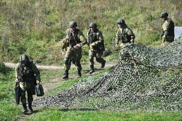 Los ejercicios se realizaron      cerca de las fronteras de la Unión Europea, lo que alarmó a algunos países europeos, entre ellos Ucrania y Polonia. En la foto: varios soldados      durante los ejercicios militares en el polígono Pravdinskiy. - Sputnik Mundo
