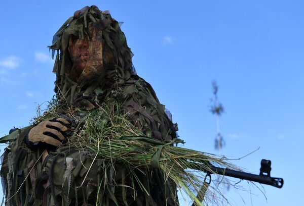 Sobre la base de los resultados de las maniobras, los militares más distinguidos fueron galardonados con      condecoraciones del Ministerio de Defensa de la Federación de Rusia.En la  foto: un soldado durante las maniobras Zapad-2021 en el polígono Pravdinskiy, en la región rusa de Kaliningrado. - Sputnik Mundo