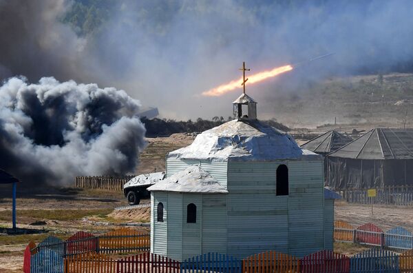 Unas 12.800 personas (incluidos  2.500 militares rusos), más de 30 aviones y helicópteros, y 350 unidades      de equipo militar participaron en las maniobras Zapad-2021 en el territorio de Bielorrusia.En la foto: Los ejercicios militares en el polígono Obuz-Lesnovsky, cerca de Baranovichi, en Bielorrusia. - Sputnik Mundo