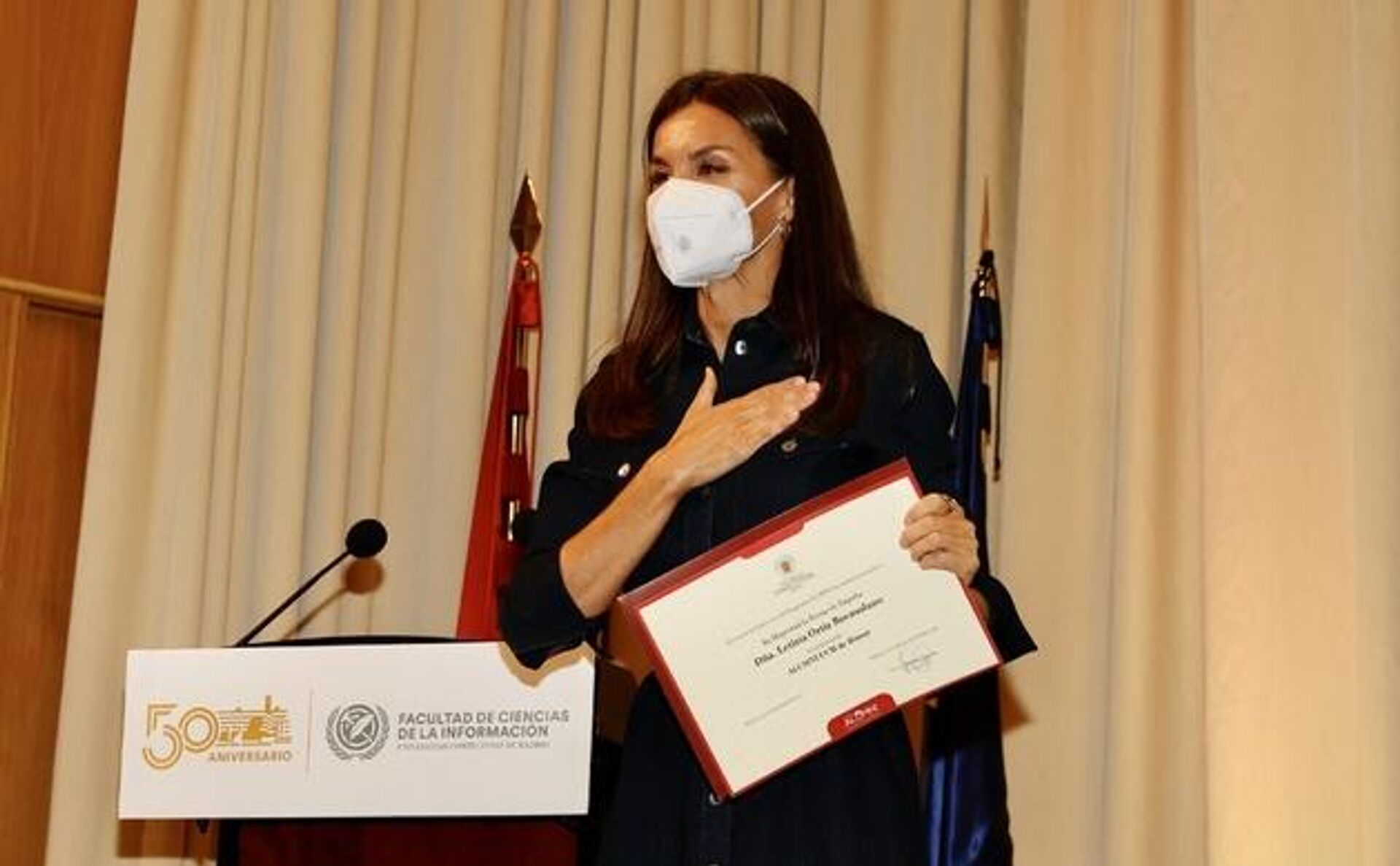 La reina Letizia recibiendo su condecoración como alumna de honor de la Facultad de Ciencias de la Información de la Universidad Complutense de Madrid - Sputnik Mundo, 1920, 15.09.2021