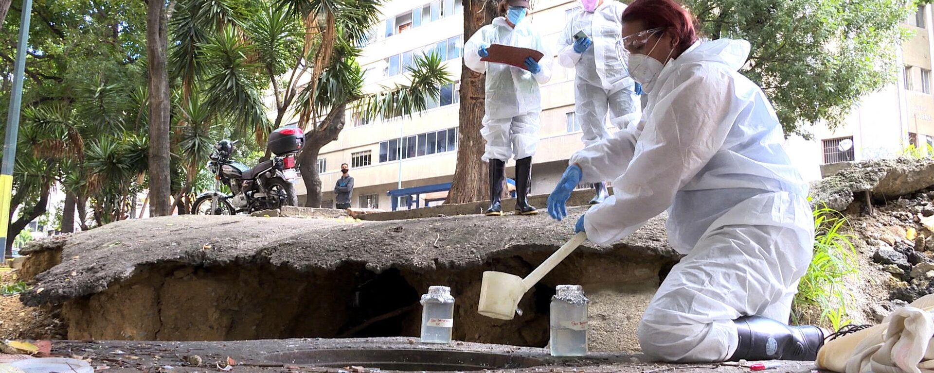 Investigadoras venezolanas monitorean una alcantarilla en Caracas durante el inicio del proyecto Detección de SARS-CoV-2 en aguas servidas - Sputnik Mundo, 1920, 15.09.2021