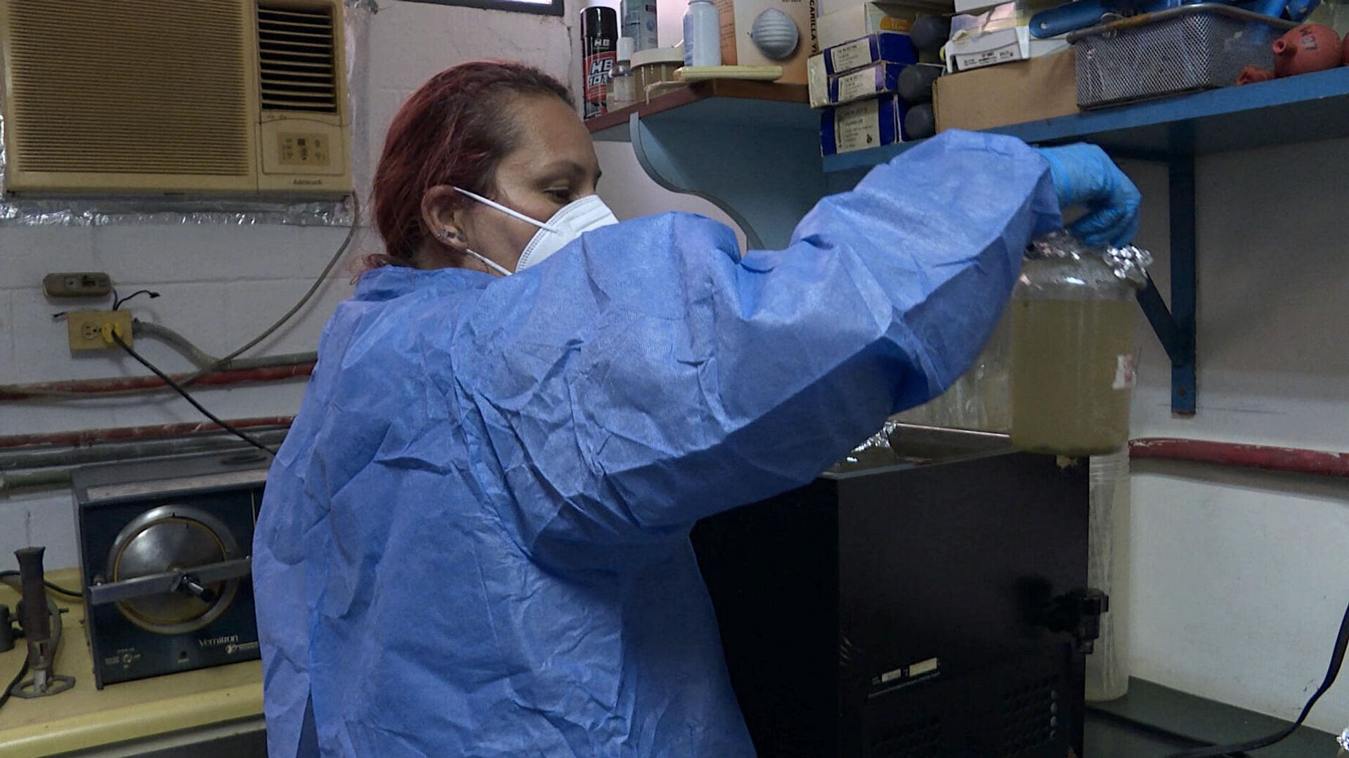 La investigadora venezolana Alejandra Zamora, durante el tratamiento de aguas residuales en un laboratorio de la UCV - Sputnik Mundo, 1920, 15.09.2021