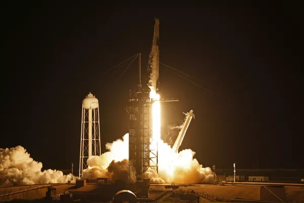 Dos minutos y 40 segundos después del lanzamiento, SpaceX confirmó que la primera etapa de lanzamiento se realizó exitosamente. La cápsula se separó del cohete y aterrizó automáticamente en una plataforma flotante en el océano Atlántico.En la foto: el lanzamiento del Falcon 9 con Crew Dragon desde Cabo Cañaveral. Dos minutos y 40 segundos después del lanzamiento, SpaceX confirmó que la primera etapa de lanzamiento se realizó exitosamente. La cápsula se separó del cohete y aterrizó automáticamente en una plataforma flotante en el océano Atlántico.En la foto: el lanzamiento del Falcon 9 con Crew Dragon desde Cabo Cañaveral. - Sputnik Mundo