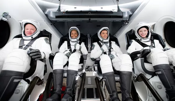 La tripulación de Inspiration4 a bordo de la nave espacial Crew Dragon. La tripulación de Inspiration4 a bordo de la nave espacial Crew Dragon. - Sputnik Mundo