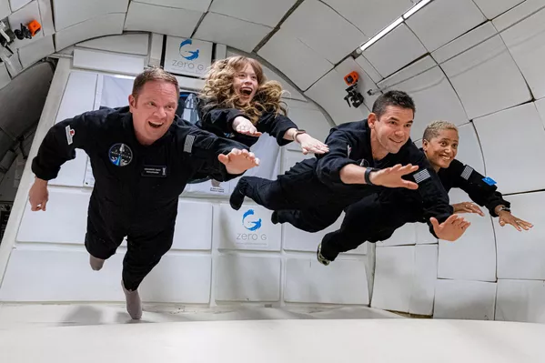 Durante el vuelo, los tripulantes civiles realizarán experimentos científicos en gravedad cero, esto ayudará los siguientes lanzamientos de tripulaciones civiles. Durante el vuelo, los tripulantes civiles realizarán experimentos científicos en gravedad cero, esto ayudará los siguientes lanzamientos de tripulaciones civiles. - Sputnik Mundo