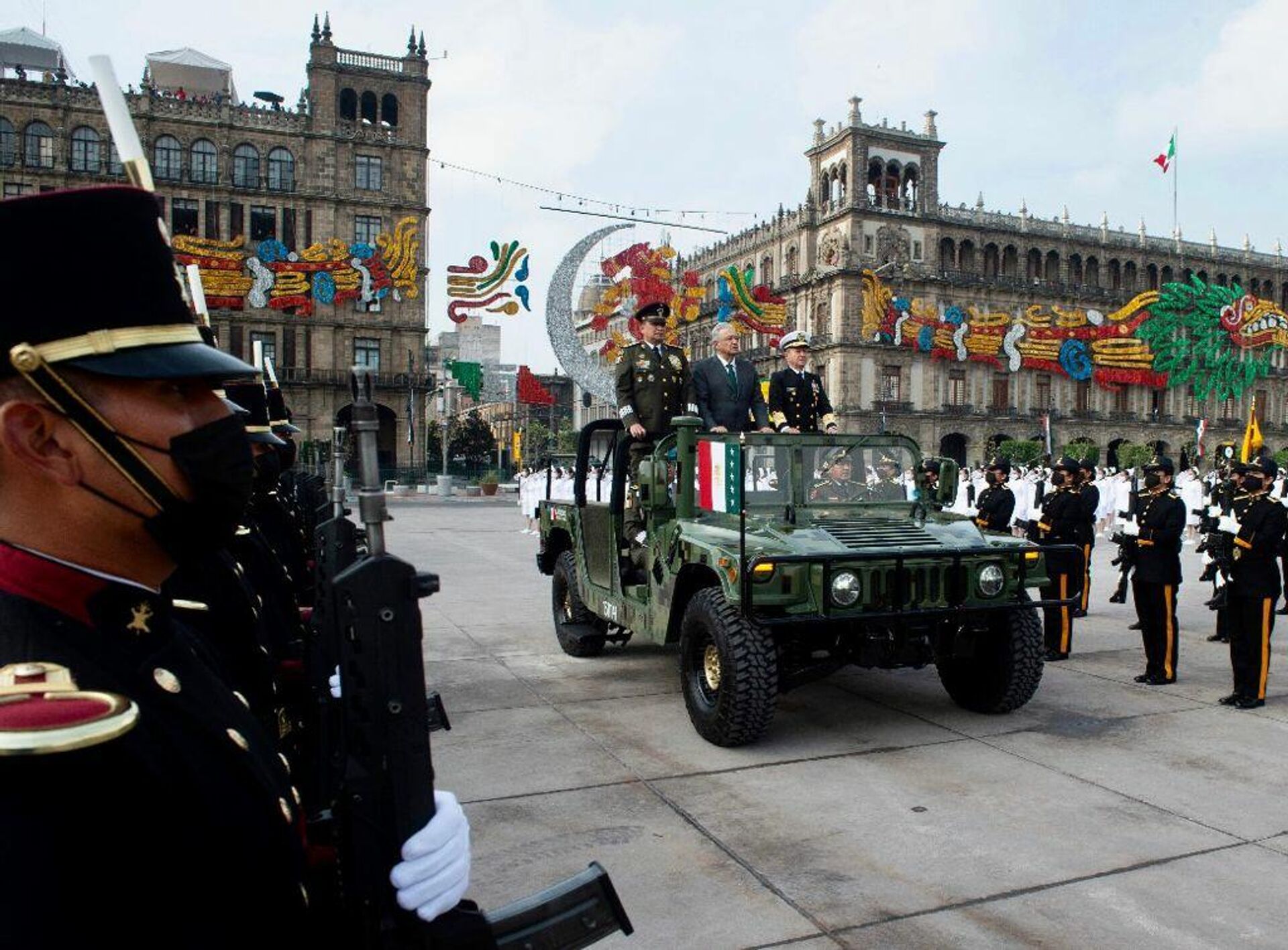 El presidente entró en un vehículo militar por la plancha del Zócalo - Sputnik Mundo, 1920, 16.09.2021