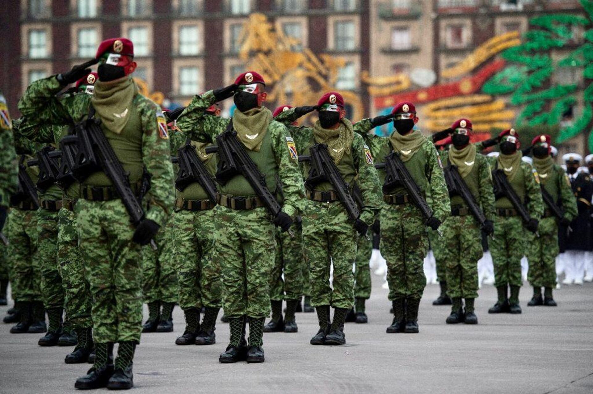 Militares pintaron su rostro con los colores de la bandera de México - Sputnik Mundo, 1920, 16.09.2021