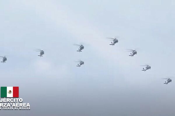 Desfile cívico-militar en el Zócalo de la Ciudad de México - Sputnik Mundo