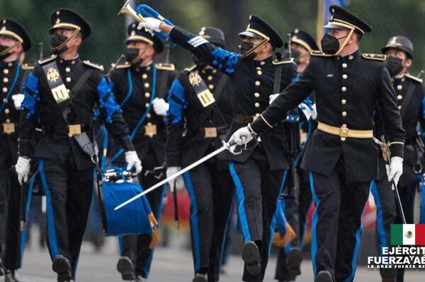 Desfile cívico-militar en el Zócalo de la Ciudad de México - Sputnik Mundo