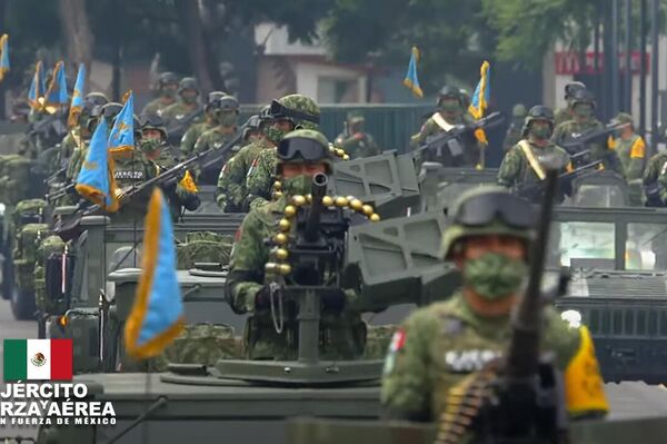 Desfile cívico-militar en el Zócalo de la Ciudad de México - Sputnik Mundo