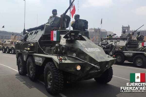 Desfile cívico-militar en el Zócalo de la Ciudad de México - Sputnik Mundo