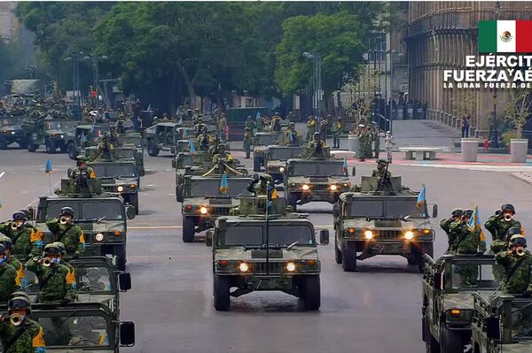 Desfile cívico-militar en el Zócalo de la Ciudad de México - Sputnik Mundo
