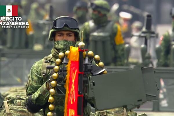 Desfile cívico-militar en el Zócalo de la Ciudad de México - Sputnik Mundo