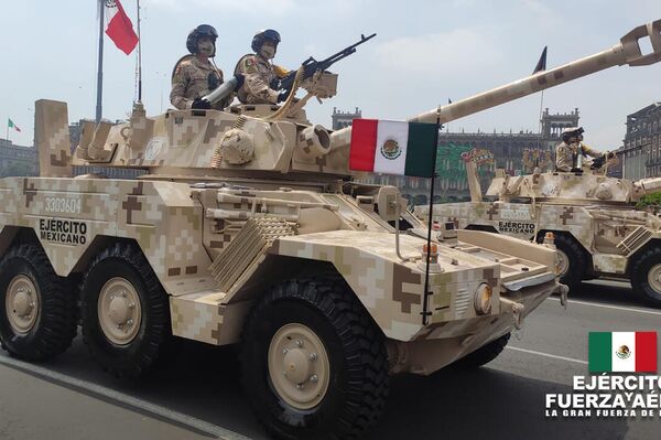 Desfile cívico-militar en el Zócalo de la Ciudad de México - Sputnik Mundo