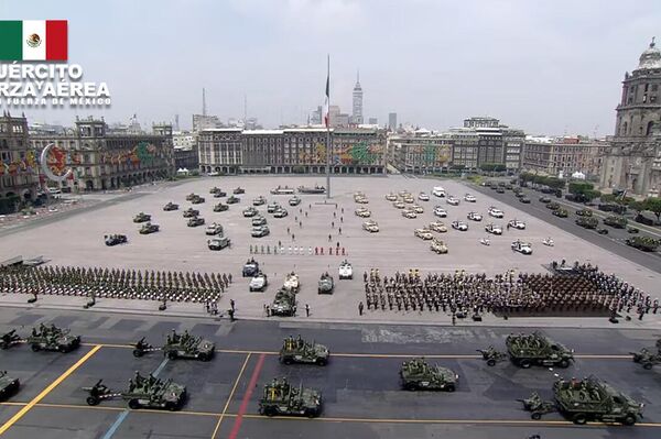 Desfile cívico-militar en el Zócalo de la Ciudad de México - Sputnik Mundo
