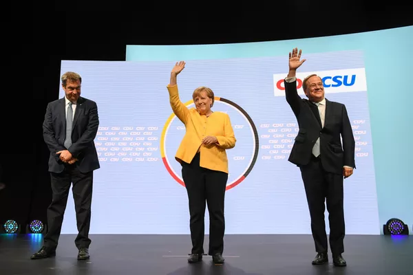 Tres principales candidatos para el puesto de canciller son: Annalena Baerbock, de 40 años, la diputada del Bundestag, la presidenta del partido Die Grünen (Los Verdes); Armin Laschet, de 60 años, ministro presidente del Land de Renania del Norte Westfalia, que se ocupa el puesto del presidente de la CDU desde enero; Olaf Scholz de 63 años, vicepresidente y actual ministro de Finanzas que representa la SPD. Angela Merkel no participa en las elecciones por primera vez desde 2005. Ella anunció su decisión en el otoño de 2018, después de una serie de elecciones regionales fallidas, donde la CDU mostró malos resultados.En la foto: presidente de la CSU, Markus Soder, la canciller de Alemania, Angela Merkel, y el candidato al cargo de canciller de la coalición CDU-CSU, Armin Laschet. Tres principales candidatos para el puesto de canciller son: Annalena Baerbock, de 40 años, la diputada del Bundestag, la presidenta del partido Die Grünen (Los Verdes); Armin Laschet, de 60 años, ministro presidente del Land de Renania del Norte Westfalia, que se ocupa el puesto del presidente de la CDU desde enero; Olaf Scholz de 63 años, vicepresidente y actual ministro de Finanzas que representa la SPD. Angela Merkel no participa en las elecciones por primera vez desde 2005. Ella anunció su decisión en el otoño de 2018, después de una serie de elecciones regionales fallidas, donde la CDU mostró malos resultados.En la foto: presidente de la CSU, Markus Soder, la canciller de Alemania, Angela Merkel, y el candidato al cargo de canciller de la coalición CDU-CSU, Armin Laschet. - Sputnik Mundo