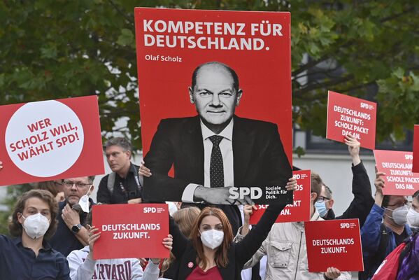 La principal sorpresa de esta campaña electoral es el liderazgo de los socialdemócratas: les apoyan el 26% de los votantes. En muchos sentidos, este es el mérito de Olaf Scholz. Su índice de aprobación personal es del 54%, es el segundo político más popular del país después de Merkel.En la foto: partidarios de Olaf Scholz esperan su aparición antes de un debate de televisión electoral en Berlín, Alemania. - Sputnik Mundo