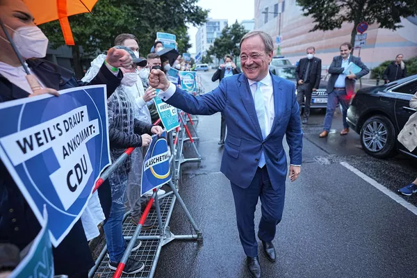 Por primera vez desde 2005, la Unión Cristianodemócrata, el partido de Merkel, corre el riesgo de perder el liderazgo. Hoy, solo el 21% de los votantes lo apoya. Según el plan de cien días presentado en el principio de la semana, Armin Laschet se compromete a aumentar las prestaciones por hijos, introducir nuevos incentivos fiscales para familias monoparentales, crear un Consejo de seguridad nacional, instalar cámaras adicionales en las estaciones de tren, poner en práctica préstamos sin intereses para la instalación de paneles solares y aumentar el mínimo impositivo para algunos trabajadores.En la foto: Armin Laschet saluda a sus seguidores antes de un debate televisado en Berlín, Alemania. Por primera vez desde 2005, la Unión Cristianodemócrata, el partido de Merkel, corre el riesgo de perder el liderazgo. Hoy, solo el 21% de los votantes lo apoya. Según el plan de cien días presentado en el principio de la semana, Armin Laschet se compromete a aumentar las prestaciones por hijos, introducir nuevos incentivos fiscales para familias monoparentales, crear un Consejo de seguridad nacional, instalar cámaras adicionales en las estaciones de tren, poner en práctica préstamos sin intereses para la instalación de paneles solares y aumentar el mínimo impositivo para algunos trabajadores.En la foto: Armin Laschet saluda a sus seguidores antes de un debate televisado en Berlín, Alemania. - Sputnik Mundo
