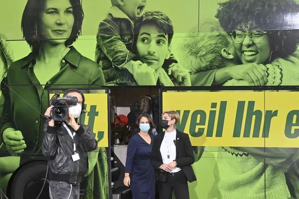 El índice de los verdes es del 16% en una semana y media antes de las elecciones. En el programa de su candidata, Annalena Baerbock, lo primero es la lucha por los derechos humanos y el medioambiente. Baerbock se asocia físicamente con el cambio: como parte de la campaña, ella viaja por las regiones de Alemania en un autobús verde brillante con paneles solares. El índice de los verdes es del 16% en una semana y media antes de las elecciones. En el programa de su candidata, Annalena Baerbock, lo primero es la lucha por los derechos humanos y el medioambiente. Baerbock se asocia físicamente con el cambio: como parte de la campaña, ella viaja por las regiones de Alemania en un autobús verde brillante con paneles solares. - Sputnik Mundo