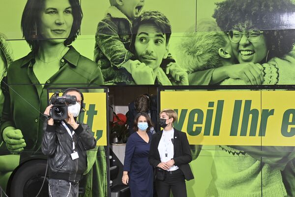 El índice de los verdes es del 16% en una semana y media antes de las elecciones. En el programa de su candidata, Annalena Baerbock, lo primero es la lucha por los derechos humanos y el medioambiente. Baerbock se asocia físicamente con el cambio: como parte de la campaña, ella viaja por las regiones de Alemania en un autobús verde brillante con paneles solares. - Sputnik Mundo