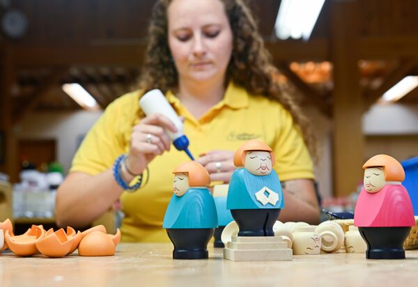 Producción de figurillas de Angela Merkel en la compañía Seiffener Volkskunst en Seifen, Alemania. - Sputnik Mundo