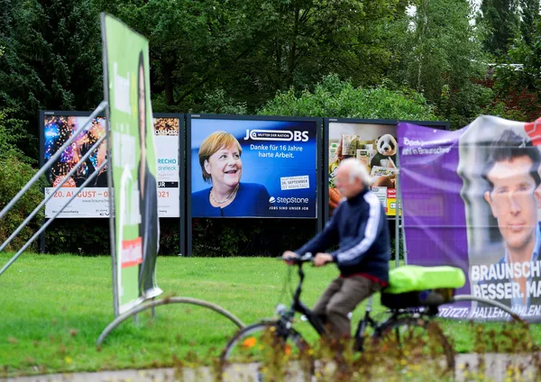 De todos modos, en las recientes condiciones de inestabilidad, relacionada con la pandemia y la crisis migratoria, Angela Merkel sigue siendo la política más popular. Según datos del Instituto Alemán de Estudios Sociales Forsa, el índice del apoyo al canciller es del 65%. De todos modos, en las recientes condiciones de inestabilidad, relacionada con la pandemia y la crisis migratoria, Angela Merkel sigue siendo la política más popular. Según datos del Instituto Alemán de Estudios Sociales Forsa, el índice del apoyo al canciller es del 65%. - Sputnik Mundo