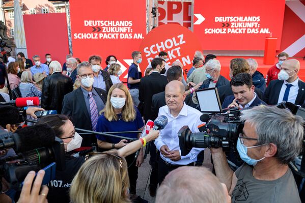 La campaña electoral de Olaf Scholz se basa en eslóganes simples: promete construir casas para lograr una disminución de los precios de la vivienda, subir el salario mínimo y convertir Alemania en un gran exportador de energía verde. - Sputnik Mundo